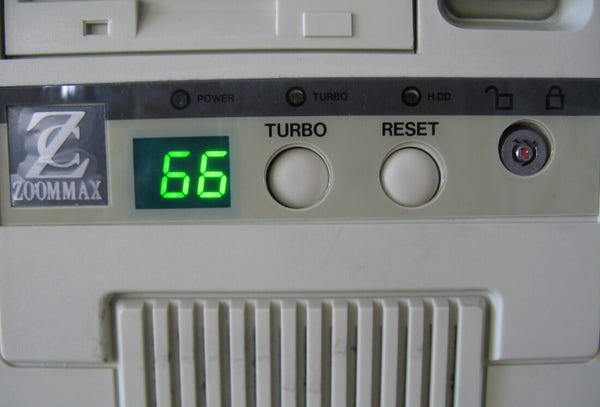Façade de PC avec un bouton Turbo à côté du bouton Reset.
Les deux boutons ont d’ailleurs la même forme, la même grosseur, sont à la même hauteur. 😨