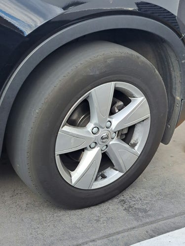 Fotografía del neumático delantero de un Volvo SUV que no tiene nada de dibujo, pero nada de nada.