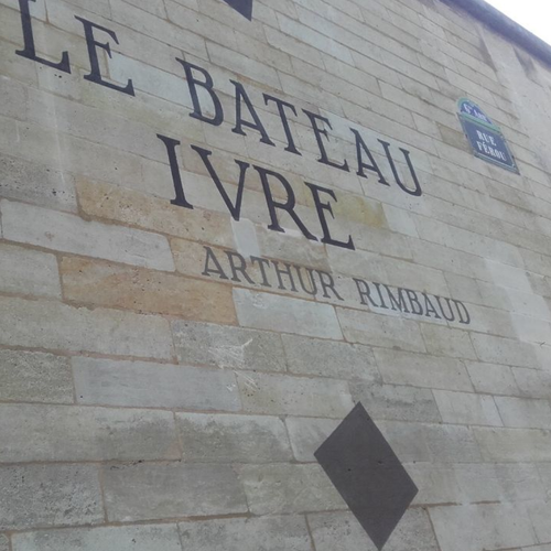 Un mur de pierres blondes rue Férou à Paris. Où est gravé le titre "Le Bateau Ivre"  poème de A.Rimbaud .