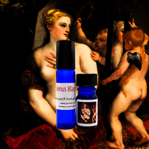 Dos botellas de Venus Black sobre el cuadro La Venus del Espejo (Tiziano). 