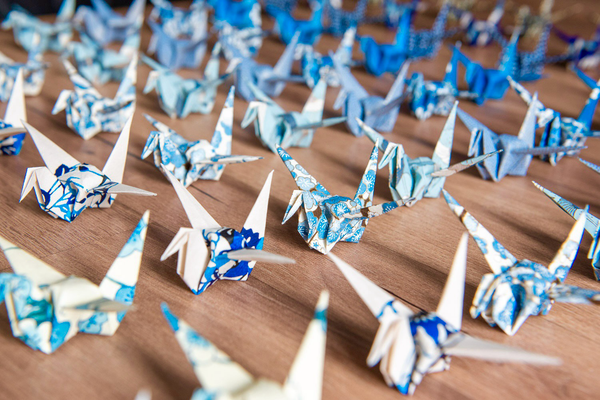 Grues en origami du bleu clair au bleu foncé 