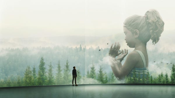 Difficile de ne pas divulgâcher mais c'est une photo plan large du personnage de Lily Chan devant un grand écran projetant un paysage de forêt avec la statue géante d'une fillette