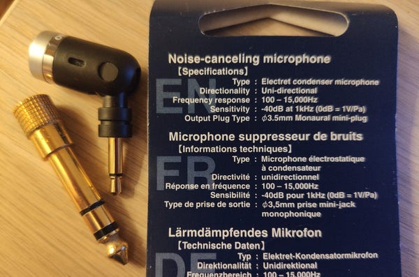 Photo du micro (tout petit), de l'adaptateur presque aussi gros, et des caractéristiques du micro sur son emballage.