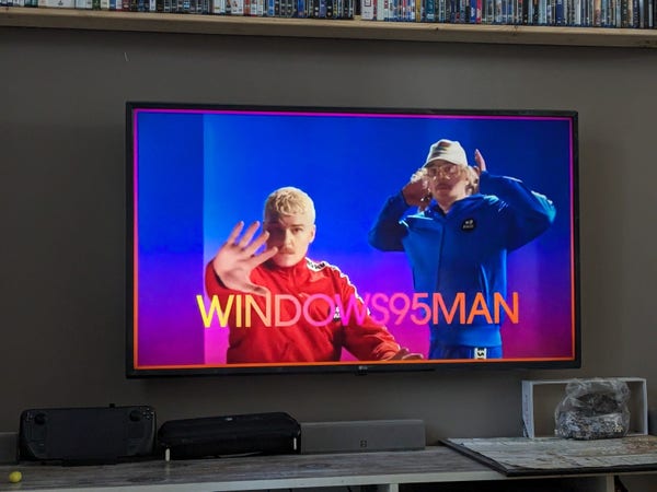 image Windows95man sur une télé dans un salon