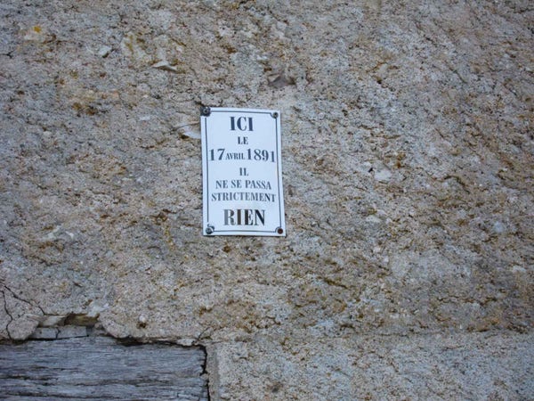 Une plaque fixée sur un mur et portant l'inscription : Ici, le 17 avril 1891 il ne se passa strictement rien.