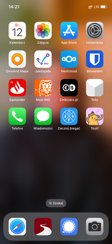 Ekran główny iPhone’a z następującymi aplikacjami: Kalendarz, Zdjęcia, App Store, Ustawienia, OsmAnd Maps, Jakdojade, NextCloud, Bitwarden, Santander, Moje ING, Cinkciarz.pl, Tofu, Telefon, Wiadomości, Zacznij biegać oraz Toot! Na dole ekranu widoczne są skróty do aplikacji: Safari, Tutanota, Signal i Aparat. 