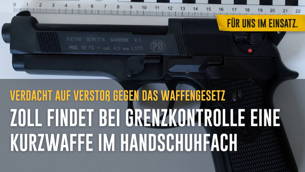 Eine schwarze Kurzwaffe liegt neben einem Lineal. Text: Verdacht auf Verstoß gegen das Waffengesetz; Zoll findet bei Grenzkontrolle eine Kurzwaffe im Handschuhfach