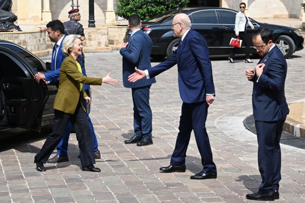 Le premier ministre libanais Najib Mikati accueille Ursula von der Leyen à Beyrouth, le 2 mai 2024. © Joseph EID / AFP
