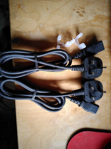 2 Zusammengerollte schwarze Kabel typ Kaltgerätestecker für steckdose typ G (UK)