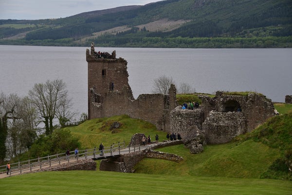 Tute domaĝita kastelo de Uruquart apud la Loch Ness en Drumnadrochit (Skotlando). 
Foto el Vikipedio. 