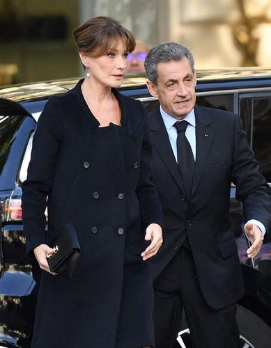 Carla Bruni et Nicolas Sarkozy qui descendent de voiture.