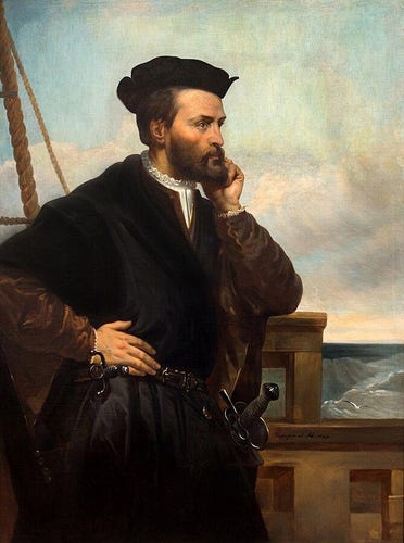Peinture classique del'explorateur Jacques Cartier qui se tient sur le pont d’un navire. Il porte une tenue de l’époque avec un manteau noir et un chapeau. Il est représenté en train de regarder au loin. Le fond montre des cordes du navire et une mer agitée sous un ciel nuageux.