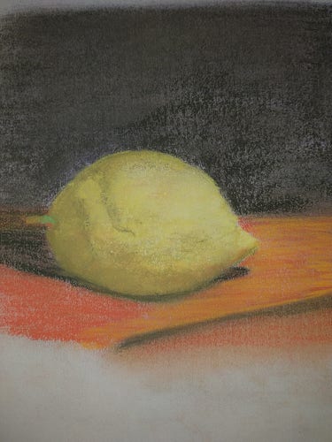 Dessin au pastel d'un citron sur fond noir et table rouge. 