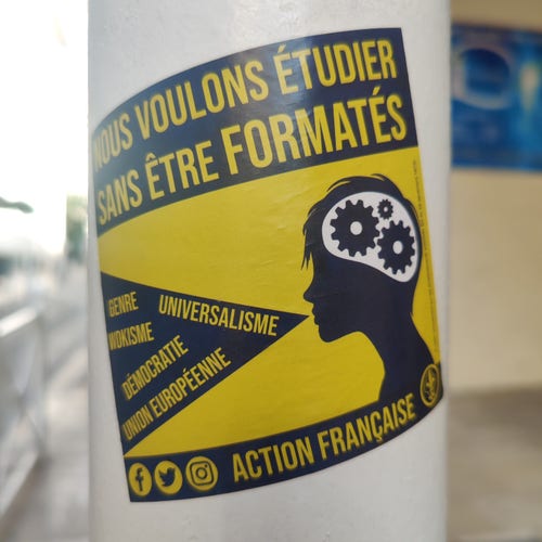 Sticker de l'action française "nous voulons étudier sans être formaté" et ça accusé pele melle le genre, le wokisme, l'universalisme, la démocratie ou l'union européenne. 