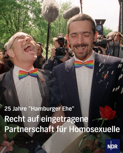 Foto: Das Archivbild vom 06.05.1999 zeigt das homosexuelle "Hochzeitspaar" Albert Wehman (l) und Klaus Gasser
Text: 25 Jahre "Hamburger Ehe"; Recht auf eingetragene Partnerschaft für Homosexuelle