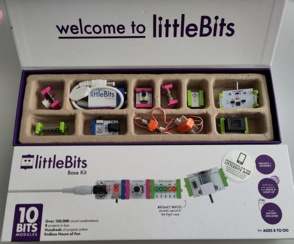 Foto zweier littleBits Basis Kits. Eine Box ist geöffnet und zeigt diverser Bauteile in 10 Fächern.