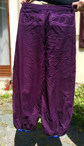 le pantalon violet de dos