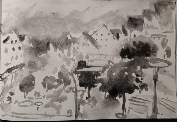 Tuschpinselzeichnung in schwarz und grau: Blick auf einen Platz, rundherum alte Häuser mit spitzen Giebeln, dazwischen Büsche, Bäume, eine Laterne, in der Mitte die Zeltdächer von Marktständen