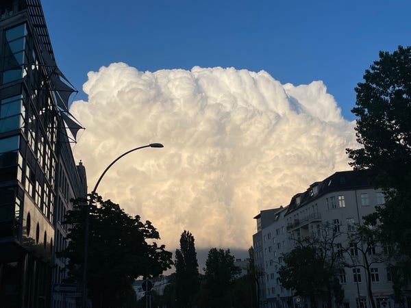 Riesige Cumuluswolke über Strasse von Berlin