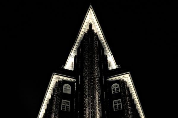 Die spitze des Chilehaus in Hamburg. Zwei haushälften laufen im spitzen Winkel aufeinander zu