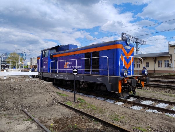 SM42 diesel shunting locomotive painted in InterCity colors (blue and orange). View from the "front"