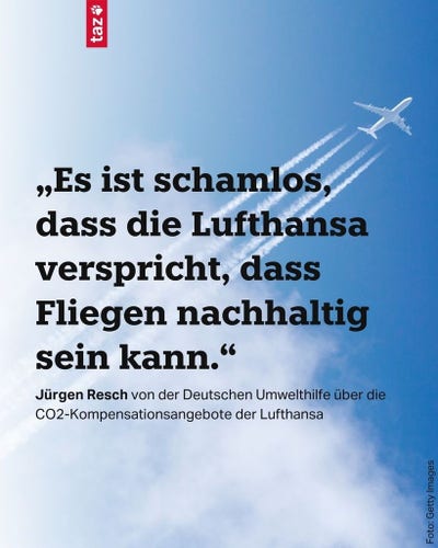 „Es ist schamlos, dass die Lufthansa verspricht, dass Fliegen nachhaltig sein kann.“ Jürgen Resch von der Deutschen Umwelthilfe über die CO2-Kompensationsangebote der Lufthansa. Zu sehen ist ein Flugzeug mit seinen Kondensstreifen. 