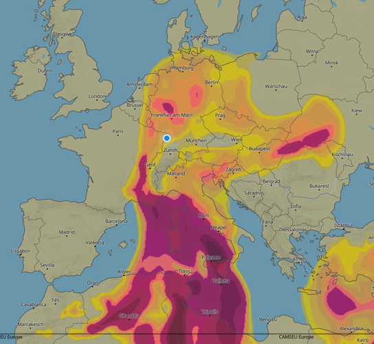 Karte von Europa und Nordafrika auf der zu sehen ist, wie Saharastaub in der Atmosphäre nach Mitteleuropa transportiert wird.