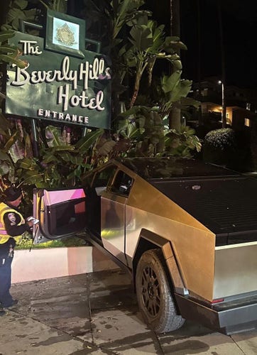A Tesla Cybertruck crashed into a hotel in Los Angeles