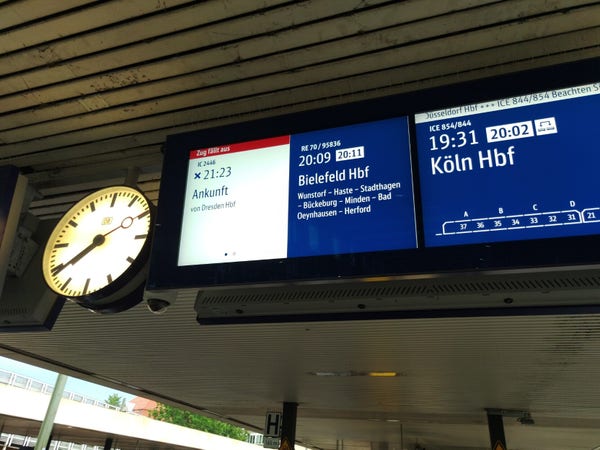 Bahnsteiganzeige in Hannover Hbf mit einem publizierten Ausfall von IC 2446 aus Dresden um 21:23. Daneben die Bahnhofsuhr, welche 19:39 Uhr anzeigt.