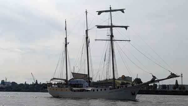 Foto der Mare Frisium auf der Hamburger Elbe. Die  Mare Frisium ist ein alter, 1916 gebauter, Dreimastmarstoppsegelschoner . Auf dem Foto sind die Segel eingezogen.