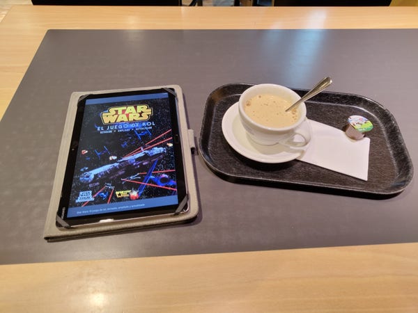 Star Wars Rollenspiel Titelblatt auf dem PDF "El Juego de Rol" daneben Kaffee