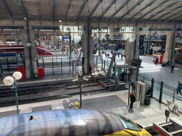 Gare du Nord, Foto vom GB-Warteraum. Vorne ein Eurostar, in der Mitte zwei Thalys, hinten Inouis.