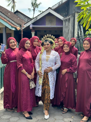 Mariée entourée de femmes habillées en rouge bordeaux 