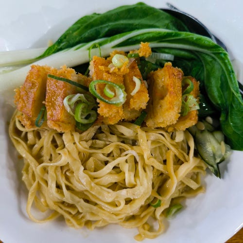 Thick noodles and shrimp cake with green vegetables