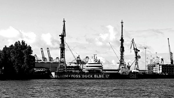 Schwarz-weiß-Foto auf das berühmte Blohm+Voss Dock Elbe 17 von den Hamburger Landungsbrücken aus fotografiert. 