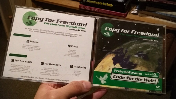 “Code für die Welt!” Knoppix CD Hülle mit Knoppix Linux und @gruene_jugend@twitter.com Link 😀 und Überschriften wie: 
Copy for Freedom!
Für eine freie Digitalkultur.