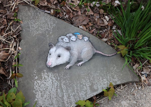 Zeichnung auf einem Stein.
Eine süsse Maus trägt vier kleine Mäuschen auf dem Rücken. Eines davon ist blau gekleidet.
