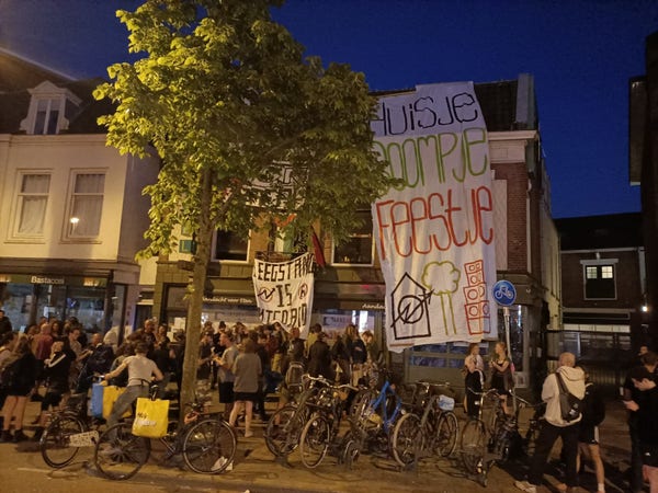 Kraakpand met banners, waarvan op 1 staat 'Huisje Boompje Beestje'.