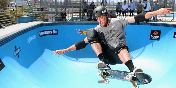Tony Hawk voando em cima de um skate