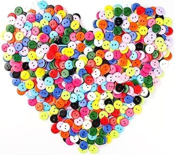 Boutons de vêtement multicolores arrangés en forme de coeur