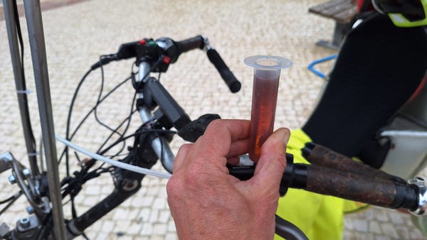 Collecting air bubbles from hydraulic brake fluid