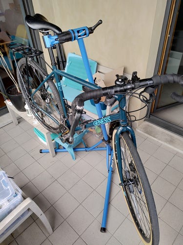 Le vélo Bluesprinstein accroché sur le portique la guidoline chancelante