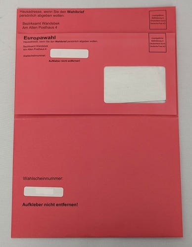 Foto der zwei verschlossenen Briefwahlumschläge zur Bezirkswahl Hamburg und zur Eruopawahl.