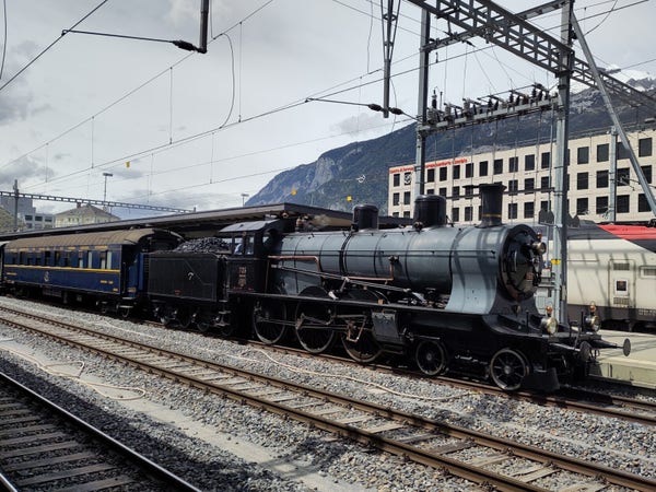 Foto. Dampflokomotive im Bahnhof.