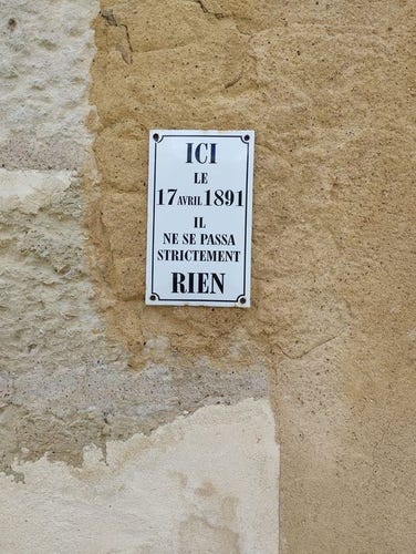 plaque commémorative sur un mur : « ici, le 17 avril 1891 il ne se passa strictement rien » 