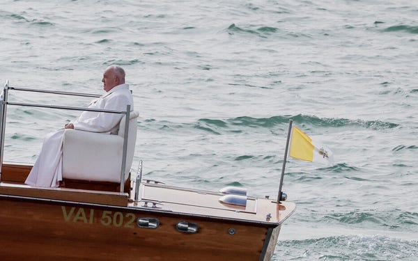 Le Pape sur un bateau à Venise.