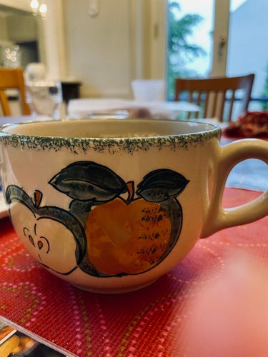 Une grande tasse de thé noir avec un motif pommes 