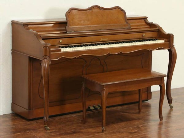 Spinet upright piano