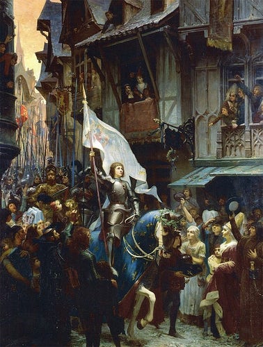 Peinture historique représentant Jeanne d’Arc à cheval, brandissant un étendard, au milieu d’une foule en liesse dans les rues médiévales d’Orléans. Elle est vêtue d’une armure et monte un cheval caparaçonné. Les bâtiments environnants et les personnes présentes sont richement détaillés, illustrant une scène de célébration et de triomphe.