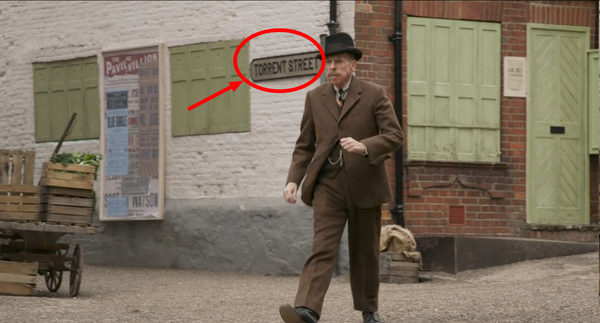 Panneau qui indique "Torrent Street" dans une capture de film.